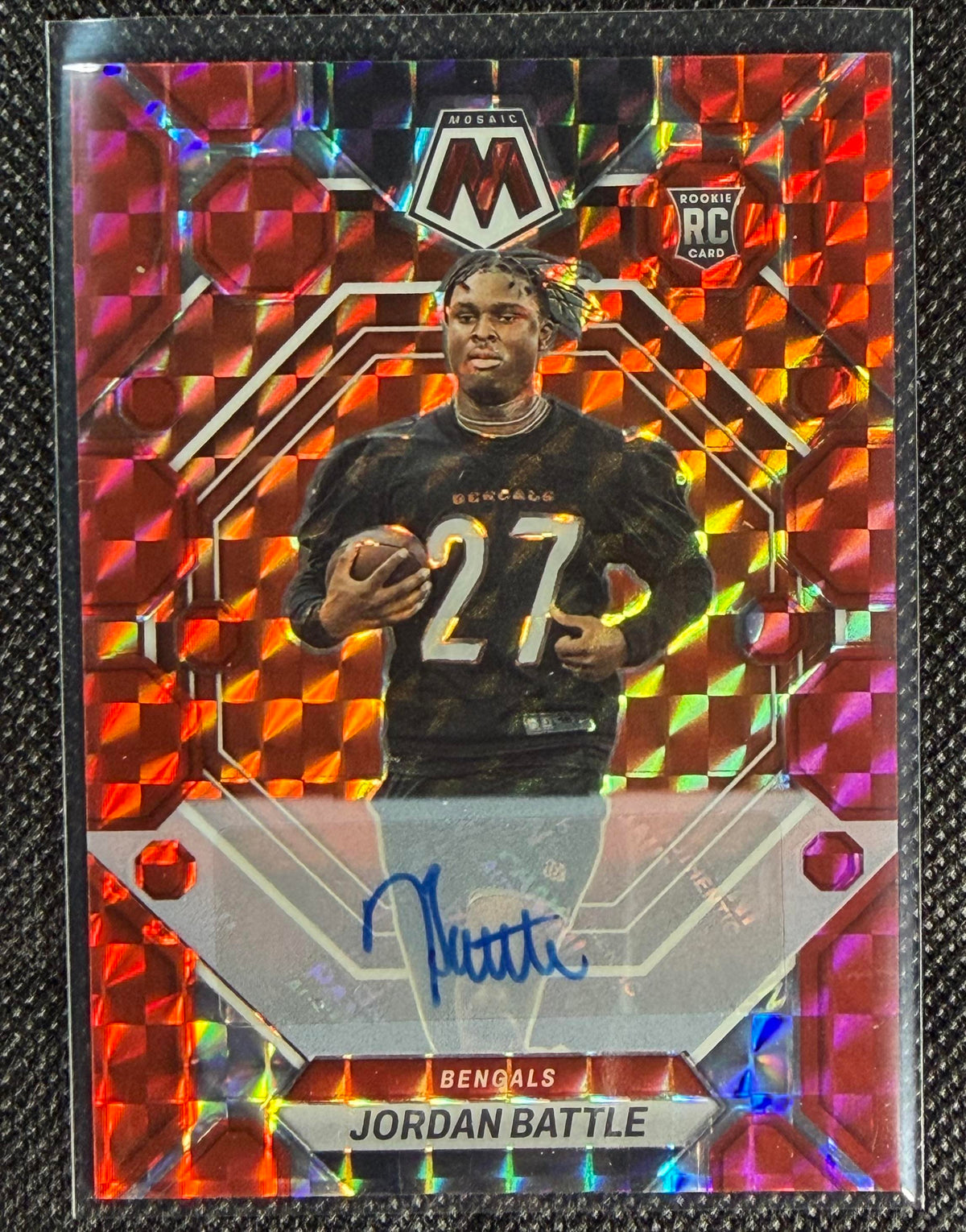2023 Panini Mosaic #338 Jordan Battle Rookie Autographs Mosaic Red #/199